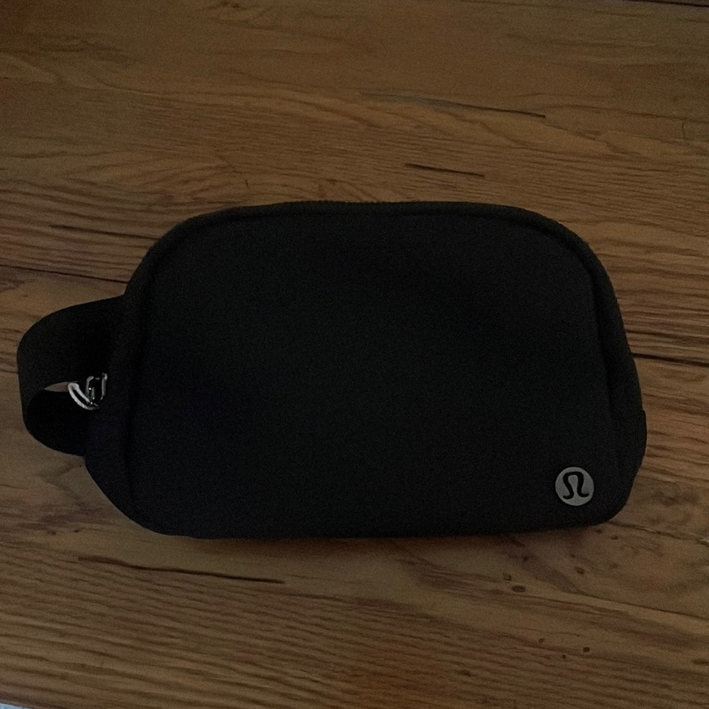 Lululemon everywhere belt bag in black